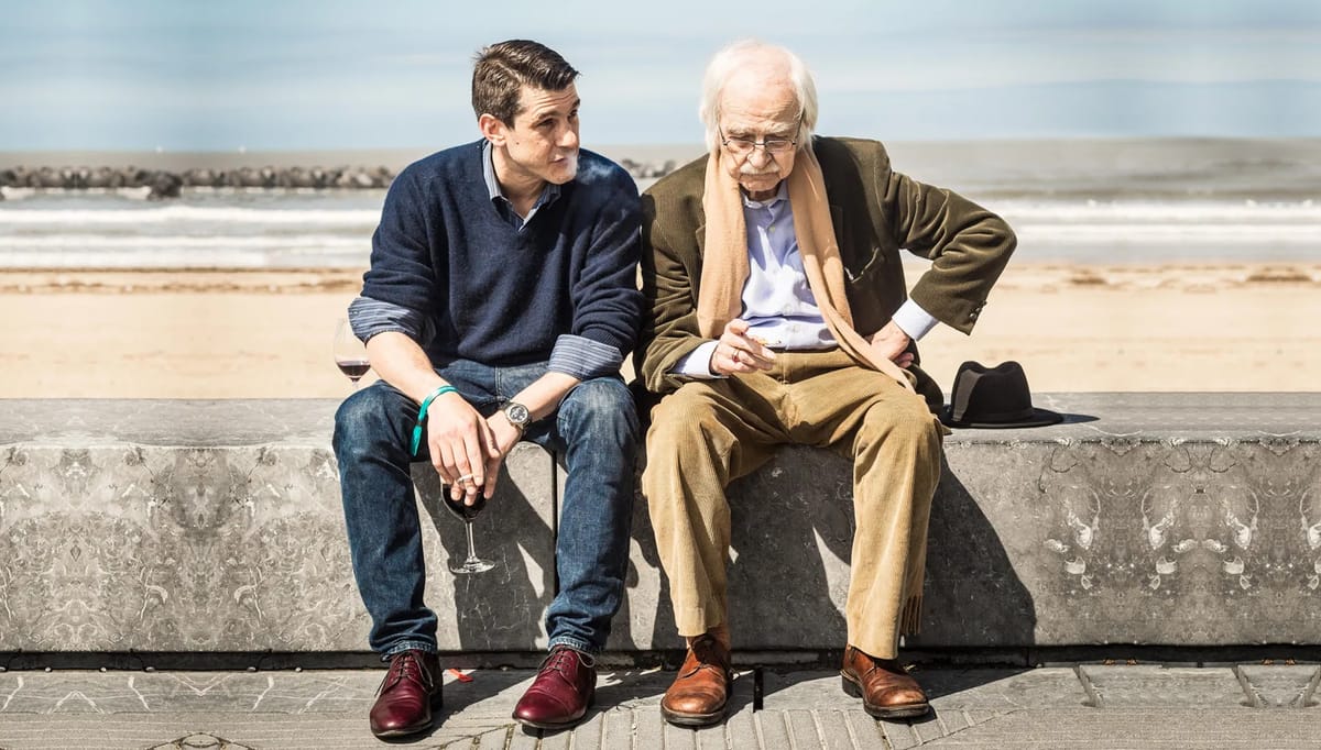 Padre e hijo, compartiendo humos. Y al fondo, la playa de La Concha (San Sebastián). 