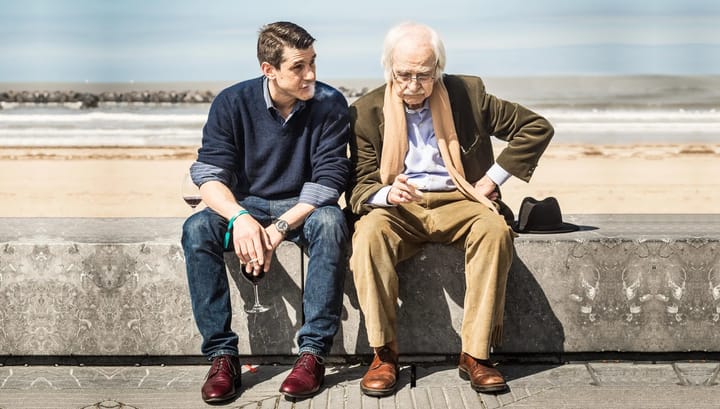 Padre e hijo, compartiendo humos. Y al fondo, la playa de La Concha (San Sebastián). 